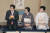 아들 아베 신조 전 총리(왼쪽 끝)와 며느리 아키에 여사(오른쪽 끝) 사이에 앉은 요코 여사. X(옛 트위터)