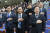 더불어민주당 이재명 대표와 의원들이 6일 국회에서 열린 의원총회에서 국민의례를 하고 있다. 연합뉴스