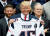 도널드 트럼프 전 미국 대통령이 2017년 백악관에서 열린 수퍼볼 챔피언 뉴 잉글랜드 패트리어츠 초청 행사에서 선물받은 유니폼을 들고 있다. 로이터=뉴스1