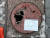지난 18일 오전 강원도 춘천시 근화동 춘천역 인근 인도에 설치된 맨홀 뚜껑에 구멍이 뚫려 있는 모습. 박진호 기자