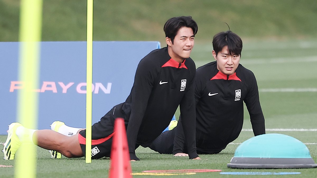 대한민국 축구대표팀 설영우(왼쪽)와 이강인이 5일(현지시간) 카타르 도하 알 에글라 트레이닝 센터에서 공식 훈련을 하고 있다. 뉴스1
