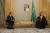 토니 블링컨(왼쪽) 미국 국무장관이 5일 사우디아라비아 리야드에서 무함마드 빈살만 사우디 왕세자와 만나 중동 지역 긴장 완화 방안을 논의하고 있다. AP=연합뉴스