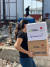 지진피해 지역에 지원된 위생용품을 한 주민이 받아가고 있다. 사진 희망친구 기아대책 