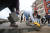 4일(현지시간) 튀르키예 아디야만 오메를리의 지진 피해 이재민 거주지 건설 현장에서 관계자들이 보도블록을 조립하고 있다. [뉴시스]