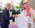 조 바이든(왼쪽) 미국 대통령이 2022년 7월 15일 사우디아라비아 제다의 알 살만 궁전에서 무함마드 빈살만 왕세자와 만나 주먹 인사를 하고 있다. 로이터=연합뉴스