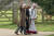 영국 찰스 3세 국왕이 카밀라 왕비와 지난 4일 영국 노퍽주 샌드링엄에서 교회 주일 예배에 참석하며 손을 들어 보이는 모습. AP=연합뉴스