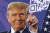 도널드 트럼프 전 미국 대통령이 지난다 27일 라스베이거스에서 진행된 공화당 경선에서 지지자들을 향해 손짓을 하고 있다. 로이터=연합뉴스