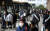 설 연휴를 앞둔 이틀 앞둔 7일 오후 서울 서초구 서울고속버스터미널에서 귀성객 및 시민들이 버스에 오르고 있다. 뉴스1