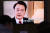 7일 오후 서울역 대합실에서 시민들이 윤석열 대통령의 신년 대담 방송을 시청하고 있다. 뉴스1