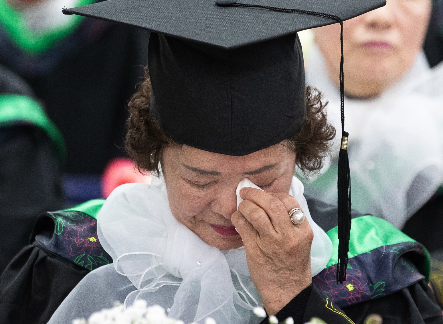 7일 서울 영등포구청 별관에서 열린 2023학년도 늘푸름학교 졸업식에서 한 졸업생 어르신이 눈물을 훔치고 있다. 뉴스1