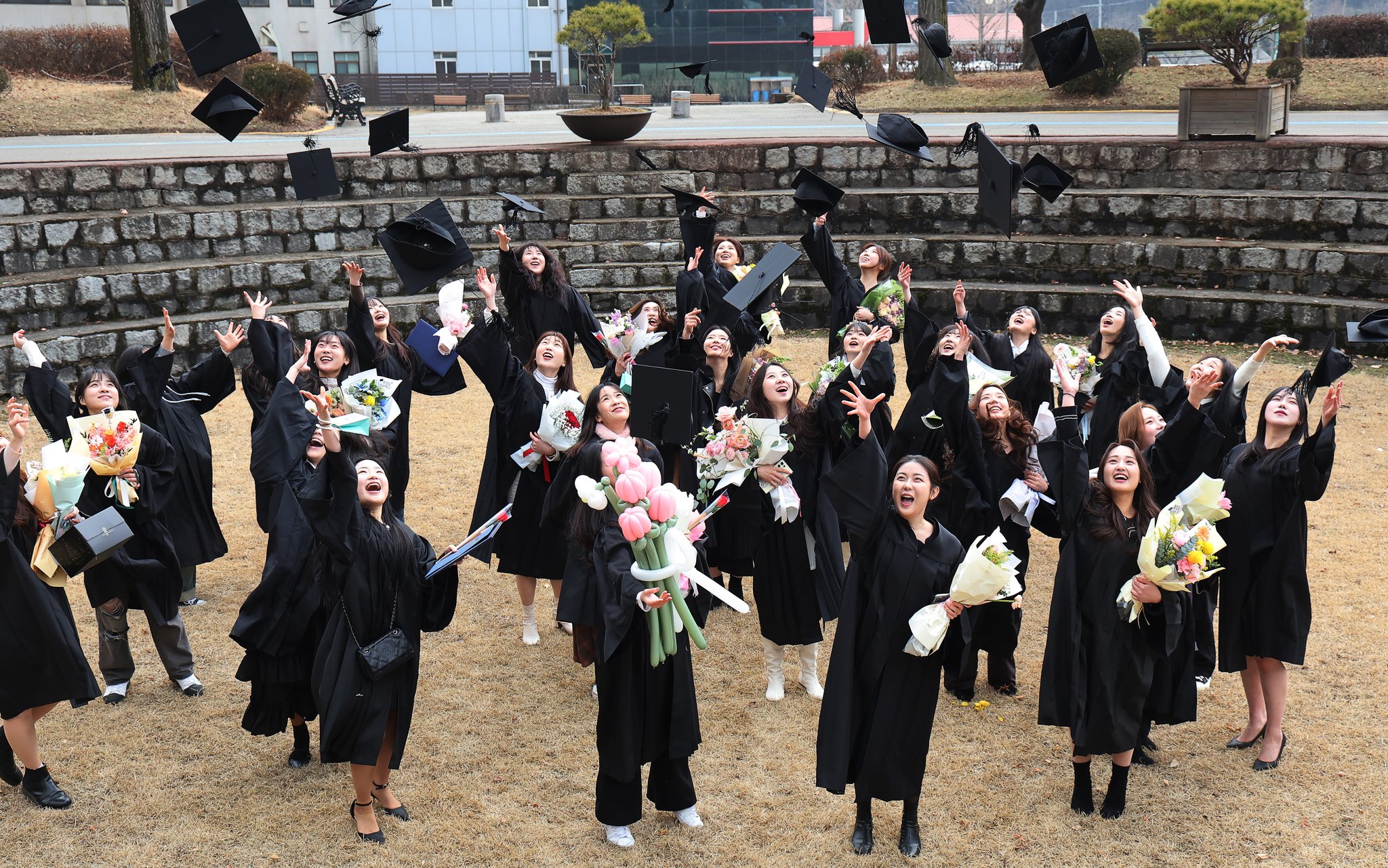 7일 경기도 수원시 권선구 수원여자대학교에서 졸업생들이 학사모를 높이 던지고 있다. 연합뉴스
