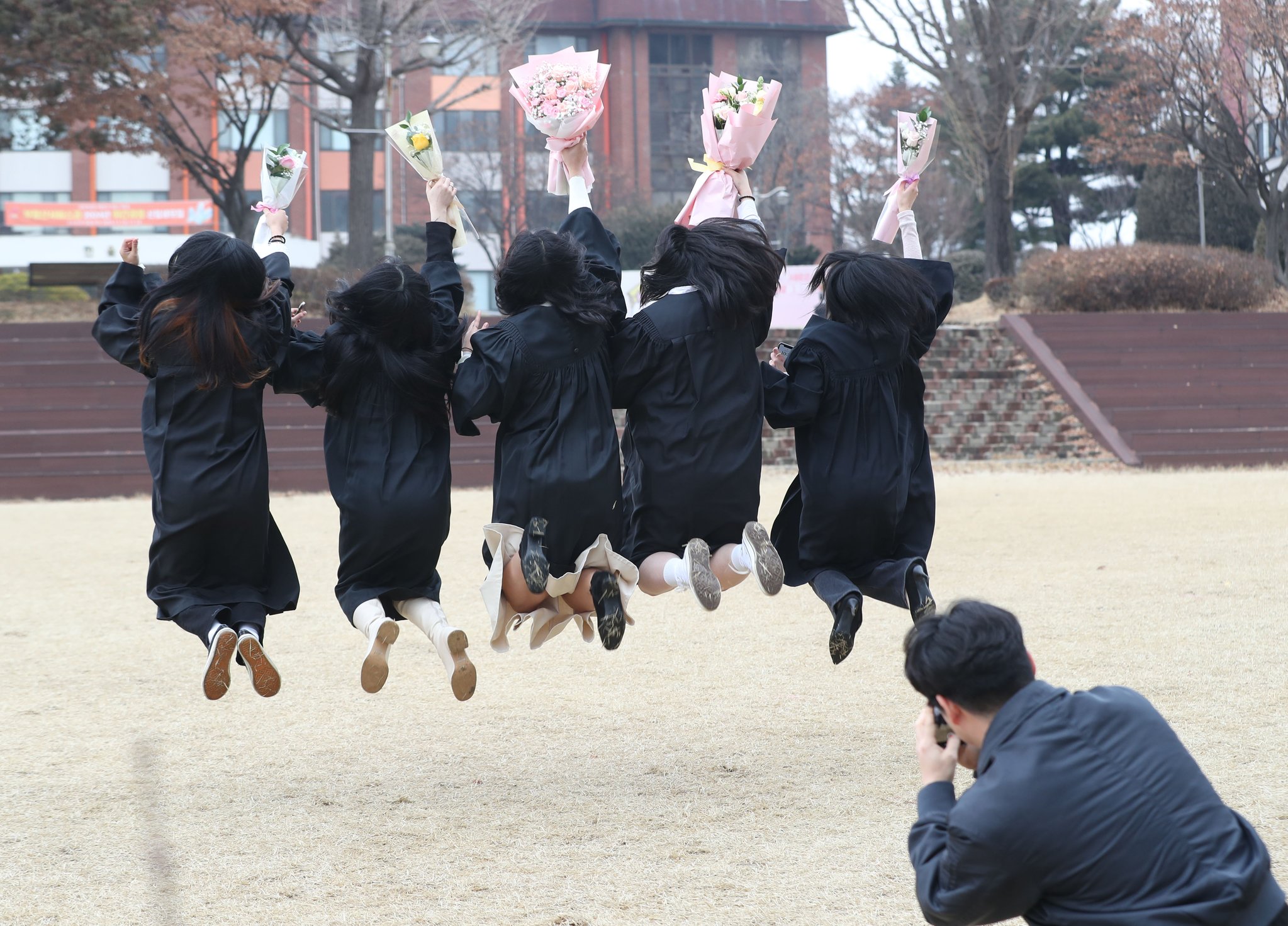 7일 경기 수원시 권선구 수원여자대학교에서 졸업생들이 기념촬영을 하고 있다. 뉴스1
