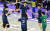 7일 인천 계양체육관에서 열린 KB손해보험과의 경기에서 득점하고 환호하는 대한항공 선수들. 사진 한국배구연맹