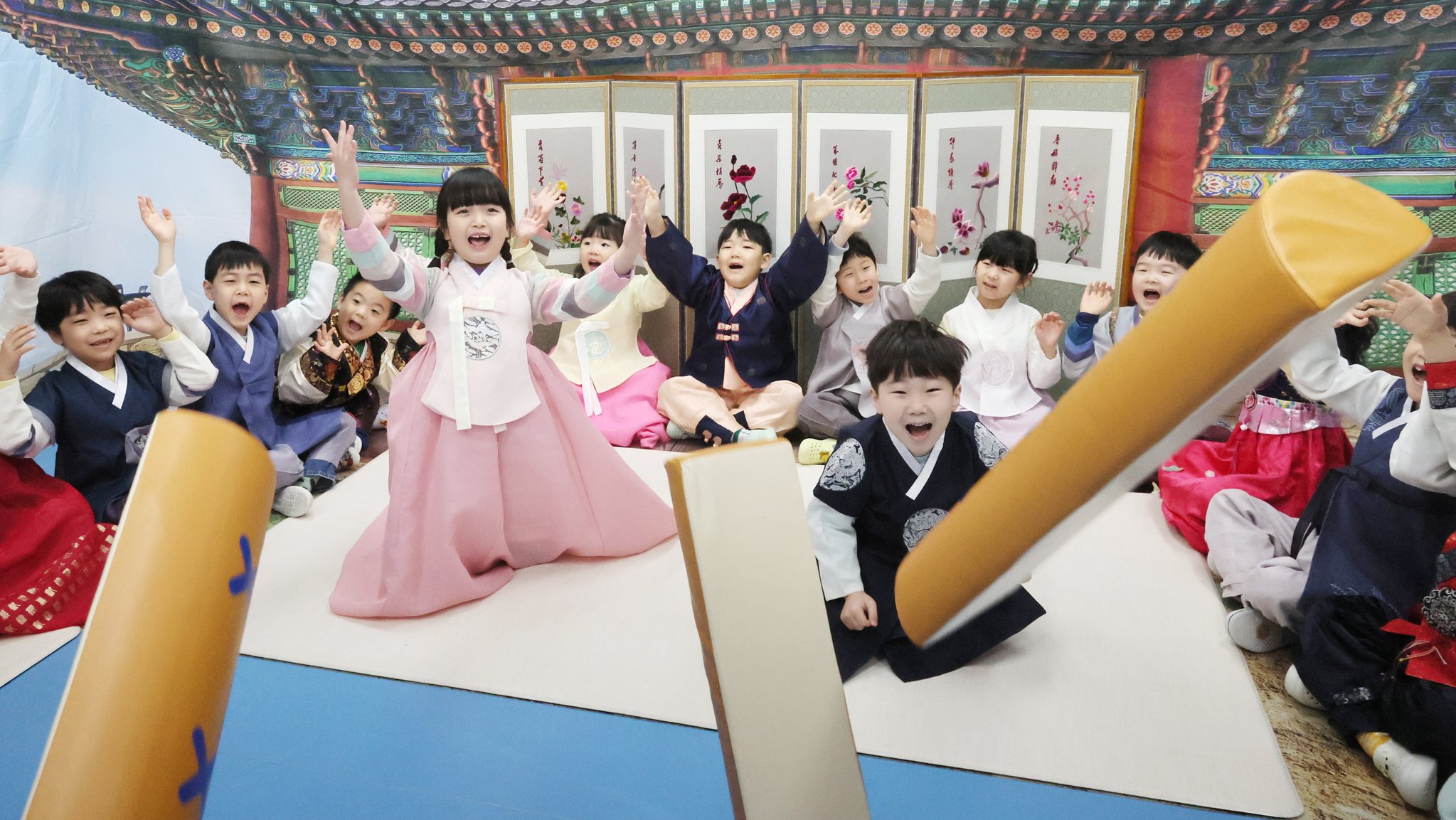 7일 부산 부산진구청 어린이집 원생들이 선생님의 지도에 따라 전통 윷놀이를 배우고 있다. 송봉근 기자 
