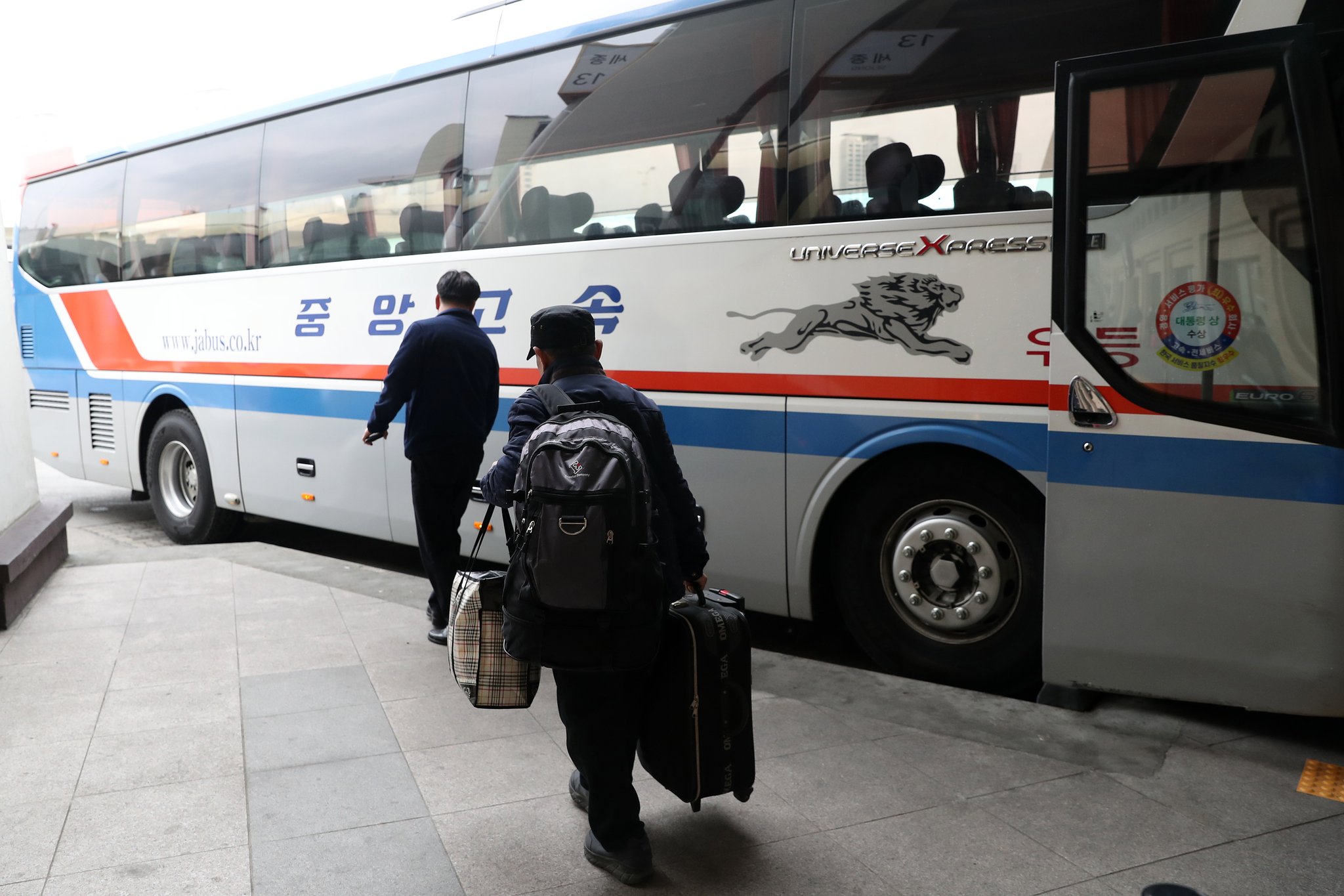 7일 오후 서울 서초구 서울고속버스터미널에서 역귀성객이 버스로 향하고 있다. 뉴스1