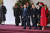 지난해 11월 영국을 국빈 방문한 윤석열 대통령이 런던 호스가즈 광장에서 열린 공식환영식에서 찰스 3세 영국 국왕과 왕실 근위대를 사열하기 위해 이동하고 있다. 연합뉴스