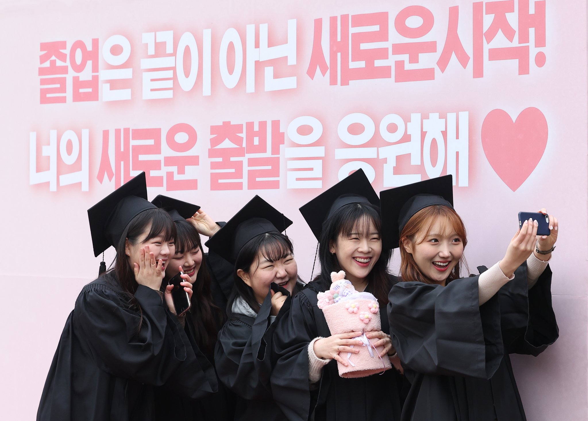 7일 경기도 수원시 권선구 수원여자대학교에서 열린 제49회 학위수여식에서 졸업생들이 기념사진을 찍고 있다. 연합뉴스