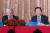 지난달 18일 열린 TSMC 실적발표 컨퍼런스 콜에서 마크 리우 회장(오른쪽)과 웨이저자 CEO. AFP=연합뉴스