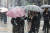 눈이 내린 지난달 17일 서울 여의도에서 점심시간 주변 직장인 등이 발걸음을 옮기고 있다. 자료사진. 연합뉴스