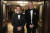 영국의 윌리엄 왕세자(오른쪽)가 7일(현지시간) 런던 항공 구급차 자선 갈라 만찬에서 미국 배우 톰 크루즈와 함께 기념 사진을 촬영하고 있다. AP=연합뉴스