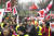 지난 2일 독일 대중교통 노조원들이 하노버에서 근로시간 단축 등을 요구하는 거리 시위를 벌이고 있다. AP=연합뉴스