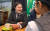 결혼이민자 등을 위한 통역 봉사를 하는 서지현씨(왼쪽)가 지난 6일 충북 청주의 한 카페에서 이주여성들과 대화하고 있다. 서씨는 검·경 수사 현장 지원도 하고 있다. 프리랜서 김성태