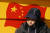 대만 총통 선거일인 지난달 13일, 대만과 가까운 중국 남동부 푸젠성 핑탄섬의 한 해변에서 한 남성이 배에 그려진 중국 국기 옆에서 휴식을 취하고 있다. AFP=연합뉴스