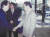 1999년 5월 일랑 이종상 개인전에서 다시 만난 화가 박대성(왼쪽)과 이건희 삼성 회장. 가운데는 이호재 가나아트 회장. 사진_가나아트센터