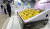 지난해 9월 4일 경기도 고양시 일산킨텍스에서 열린 고향사랑기부제 박람회에서 참관객들이 각 지역 대표답례품을 살펴보고 있다. 뉴스1