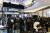 독일 베를린 쇼핑몰(Mall of Berlin)에 마련된 '갤럭시 S24 시리즈' 체험 공간에서 현지 소비자들이 제품을 체험하는 모습. 사진 삼성전자