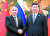 블라디미르 푸틴 러시아 대통령(왼쪽)과 시진핑 중국 국가주석이 지난해 10월 18일 중국에서 열린 정상회담에서 악수를 나누고 있다. 연합뉴스