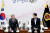 지난달 29일 김기윤 금산군의회 의장(왼쪽)이 대전시의회를 찾아 이상래 의장과 금산-대전 통합에 대해 논의하고 있다. [사진 대전시의회]