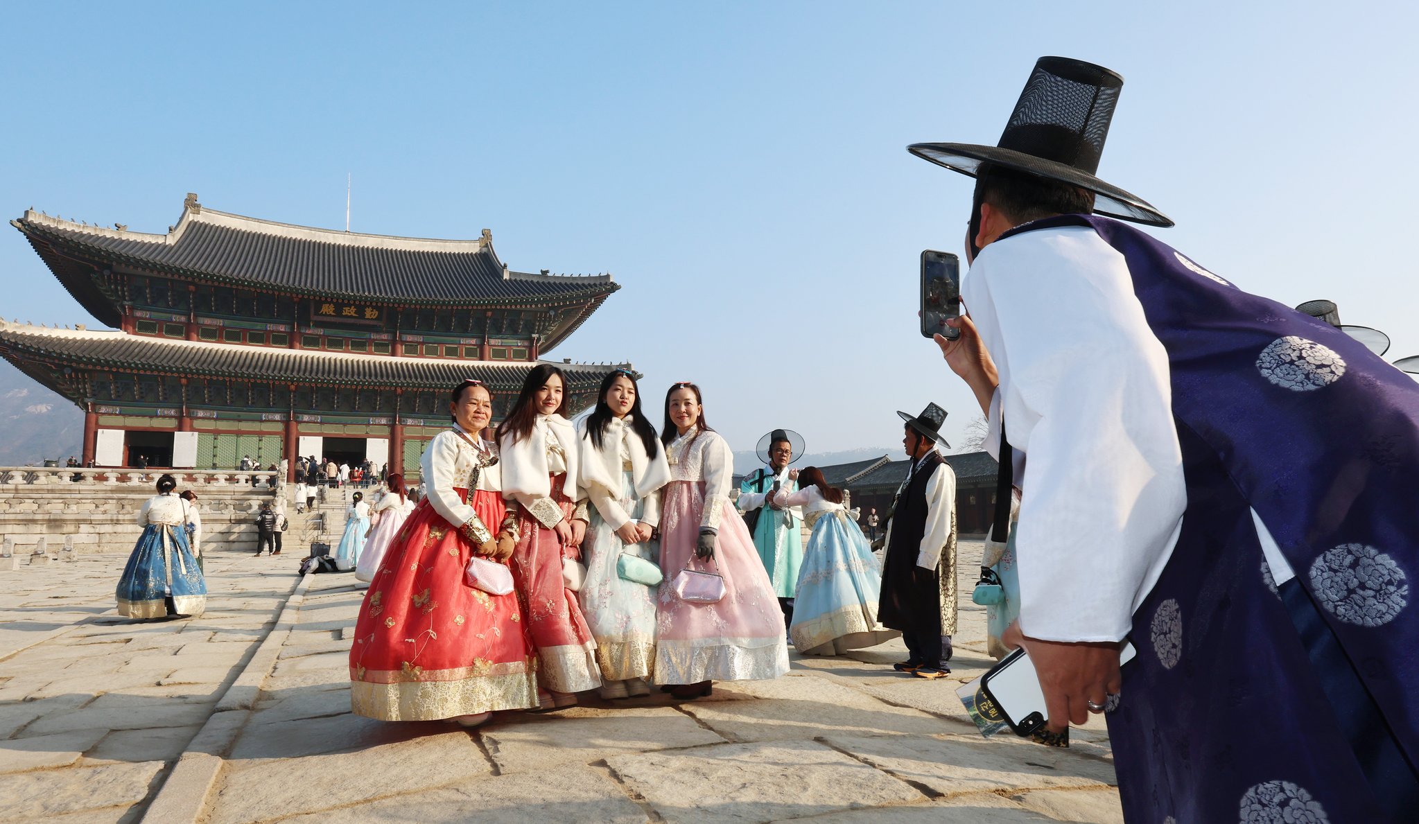 12일 경복궁을 찾은 외국인 관광객들이 기념 촬영을 하며 즐거운 시간을 보내고 있다. 연합뉴스