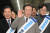더불어민주당 이재명 대표(가운데)가 8일 서울 용산구 용산역에서 설 귀성인사를 한 후 귀성 메시지를 전달하고 있다. 연합뉴스