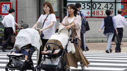 저출산 급한 일본…'베이비시터 4만원 할인' 70만장 뿌린다