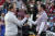 찰리 호프만(왼쪽)과 닉 테일러가 12일(한국시간) WM 피닉스 오픈 연장전을 마친 뒤 서로 격려하고 있다. AP=연합뉴스