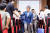 백호 서울교통공사 사장(가운데)이 지난해 8월 교통공사 신입사원들과 인사를 나누고 있다. 사진 서울교통공사