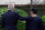 지난해 5월 캠프 데이비드 회담. 바이든 대통령(왼쪽)과 기시다 총리가 어깨에 손을 얹고 대화하고 있다. [연합뉴스]