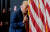 도널드 트럼프 전 미국 대통령이 지난달 6일 아이오와 코커스 유세장에서 조 바이든 대통령의 행동을 흉내내며 바이든의 '고령 논란'을 강조하고 있다. 로이터=연합뉴스