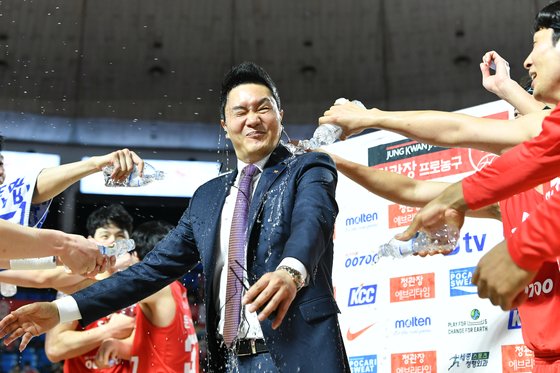 SK 전희철 감독이 지난 10일 정관장전에서 승리를 거두고 역대 KBL 최소경기 100승을 달성했다. 경기가 끝난 뒤 전 감독에게 물세례를 퍼붓고 있는 선수들. 사진 KBL