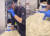 코를 후빈 손으로 피자 반죽을 만지작거린 일본 도미노피자 점원의 영상이 공개돼 논란이다. 엑스(X·옛 트위터) 캡처
