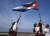 쿠바 국기 흔드는 학생들. 사진 연합뉴스