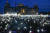 극우 정당 ‘독일을 위한 대안(AfD)’의 외국 출신 이주민 대규모 추방에 반대하는 10만여 명의 집회 참가자들이 휴대전화로 독일 연방 국회의사당 앞 광장을 환하게 밝히고 있다. [AFP=연합뉴스]