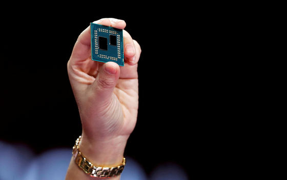 리사 수 AMD 최고경영자(CEO)가 3세대 데스크톱 프로세서를 들어보이고 있다. 2019년 CES 연설 중 장면이다. 로이터=연합뉴스