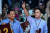 유세중인 야당 대선후보 프라보워 수비안토(왼쪽)와 손가락으로 V자를 그려보이는 부통령 후보 기브란 라카부밍 라카. 바로 조코위 대통령의 장남이다. AFP=연합뉴스