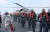 지난 7일 서울함의 비행 갑판에서 승조원들이 AW-159 와일드캣 해상 작전헬기에 항공 급유를 하고 있다. 사진 해군