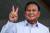 14일(현지시간) 인도네시아 대통령 선거에 기호 2번으로 출마한 프라보워 수비안토(73) 후보가 보고르의 한 투표소에서 투표를 마친 뒤 손가락으로 'V'자를 그려보이고 있다. AFP=연합뉴스