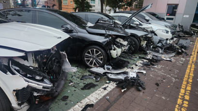 '쾅쾅쾅' 차량 7대 순식간 박살났다…부산 주차장 女운전자의 돌진
