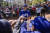 오타니(가운데)를 보기 위해 15일(한국시간) 다저스 스프링캠프지에 모여든 팬들. AP=연합뉴스 
