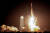 15일(현지시간) 미국 플로리다주 케네디 우주센터 발사단지에서 민간 우주기업 인튜이티브 머신의 달 착륙선 오디세우스를 실은 스페이스X의 팰컨9 로켓이 발사되고 있다. AP=연합뉴스